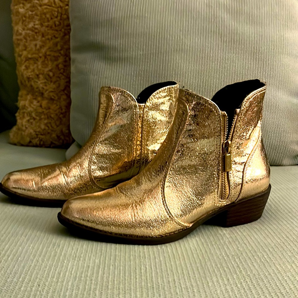 Quipid gold western booties. Super cutie!